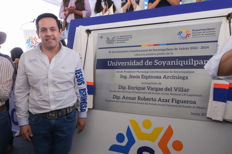 Jesús Espinosa coloca la primera piedra de la Universidad de Soyaniquilpan